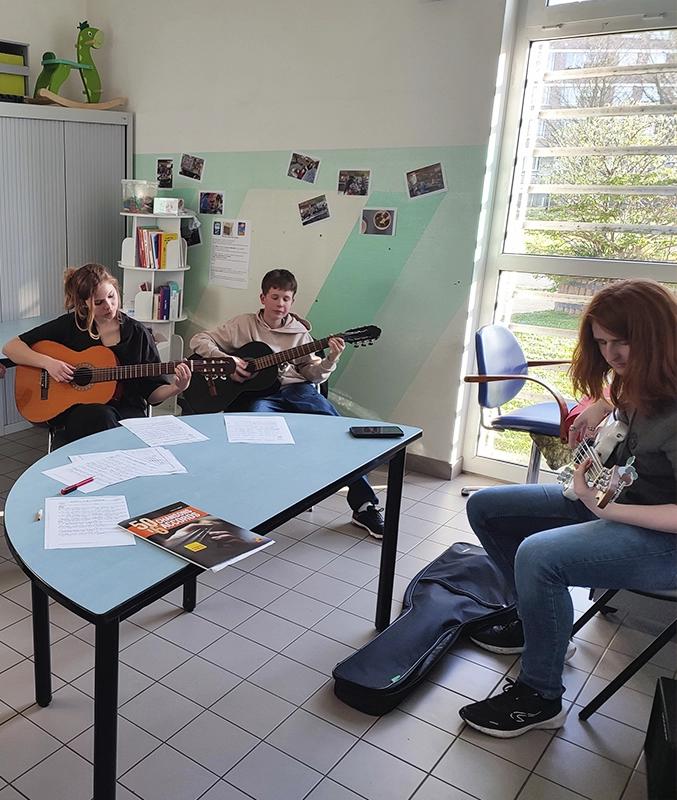 Jeunes qui jouent de la guitare